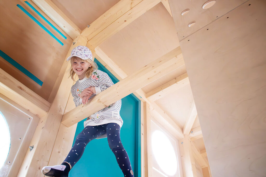 Spielerische Innenwelt des KristallTurm Playletters bei der Bavaria Filmstadt