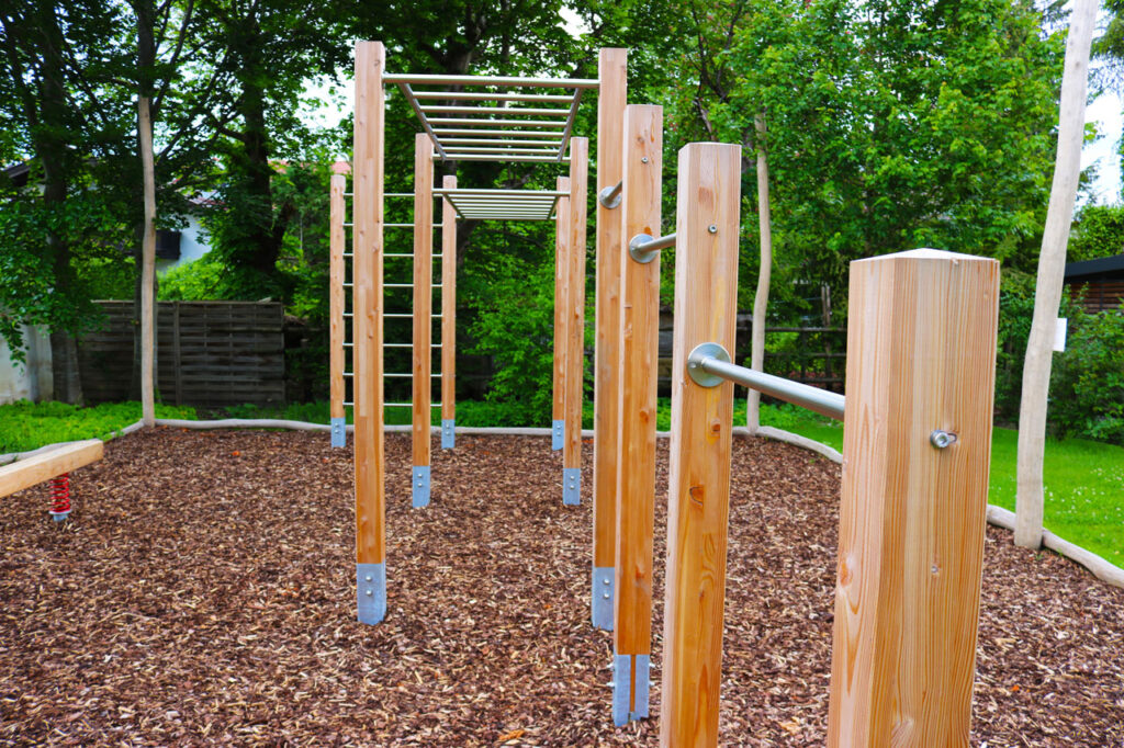 Calisthenics Anlage aus Lärchenholz im Außenbereich