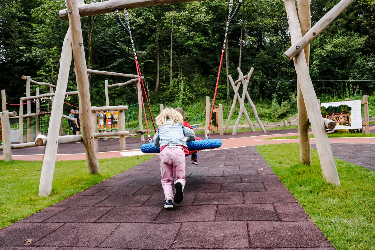 Die Nestschaukel fördert das soziale Miteinander und ist damit ideal für Schulen, Kindergärten und öffentliche Spielplätze