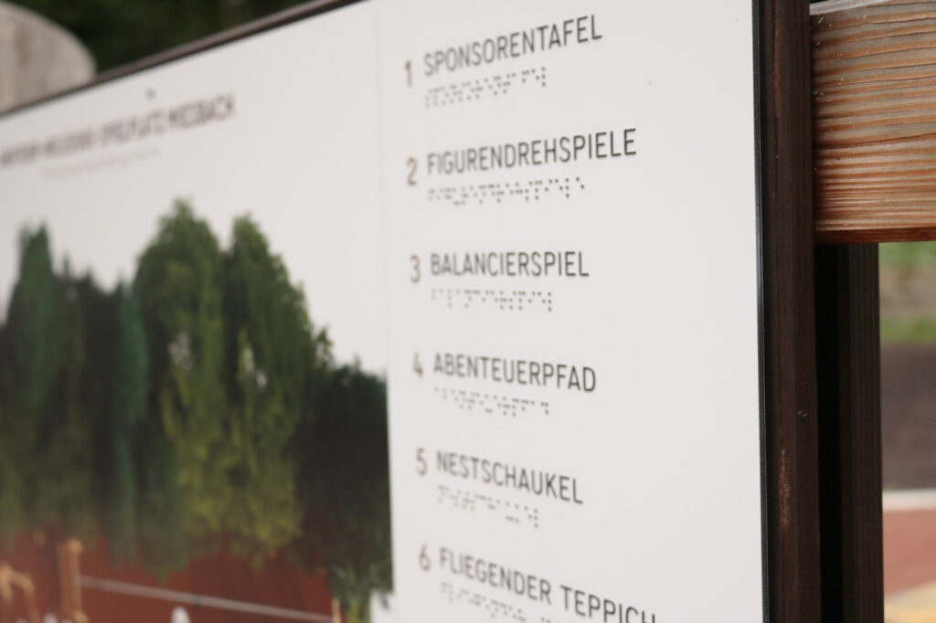 KristallTurm Inklusionsspielplatz in Miesbach - Brailleschrift auf Beschilderungen