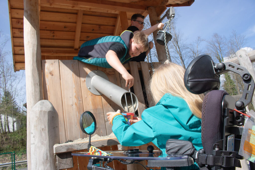 KristallTurm Inklusionsspielplatz am Nordgraben in Miesbach mit unterfahrbarer Sandspielfabrik