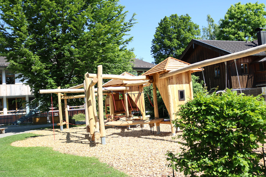 Ein neuer KristallTurm Spielplatz für den St. Josef Kindergarten in Lenggries