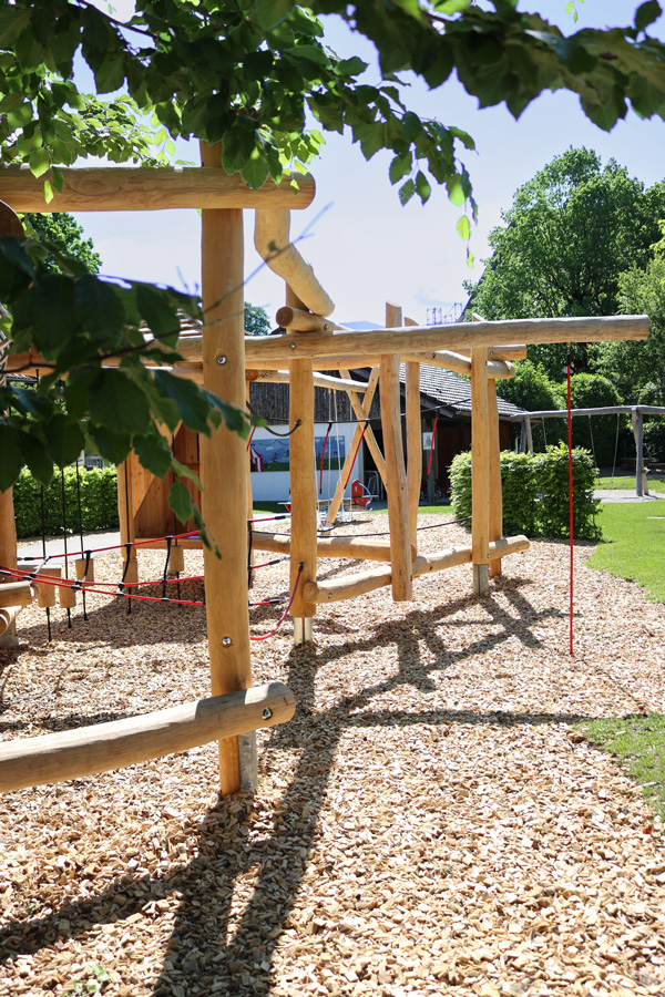 Ein neuer KristallTurm Spielplatz mit Abenteuerpfad für den St. Josef Kindergarten in Lenggries