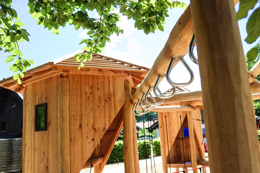 Ein neuer KristallTurm Spielplatz für den St. Josef Kindergarten in Lenggries - mit Kletterelementen wie dem Bodybuilder