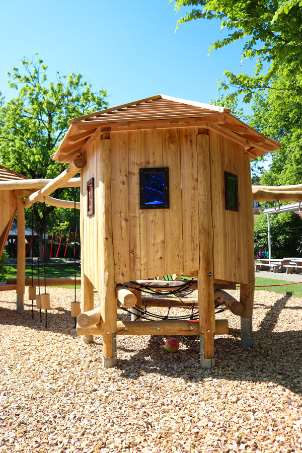 Ein neuer KristallTurm Spielplatz für den St. Josef Kindergarten in Lenggries mit Spieltürmen und Abteneuerpfad