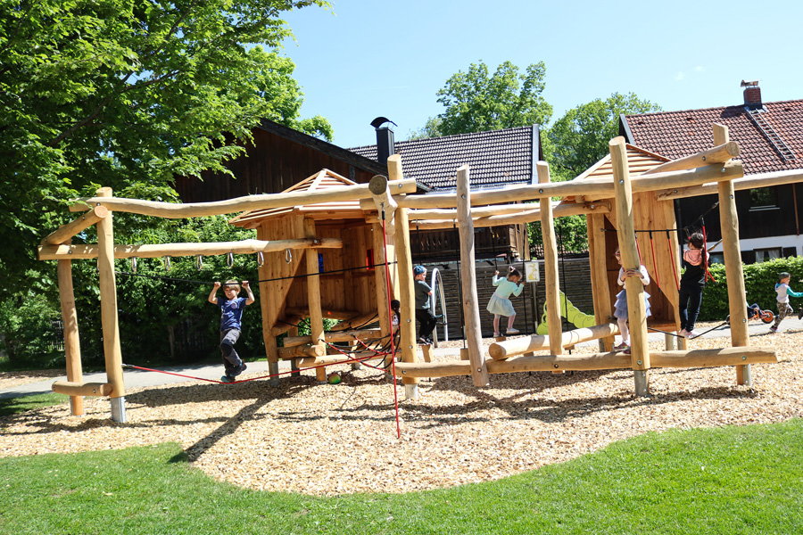 Ein neuer KristallTurm Spielplatz für den St. Josef Kindergarten in Lenggries
