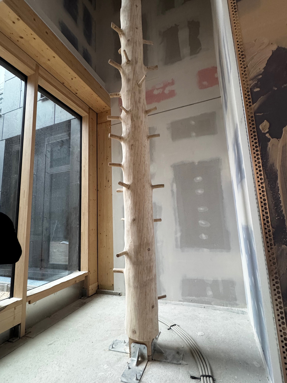 Kletterbaum für die Bergwacht Bayern im Inneren des neuen KISS Gebäudes in München