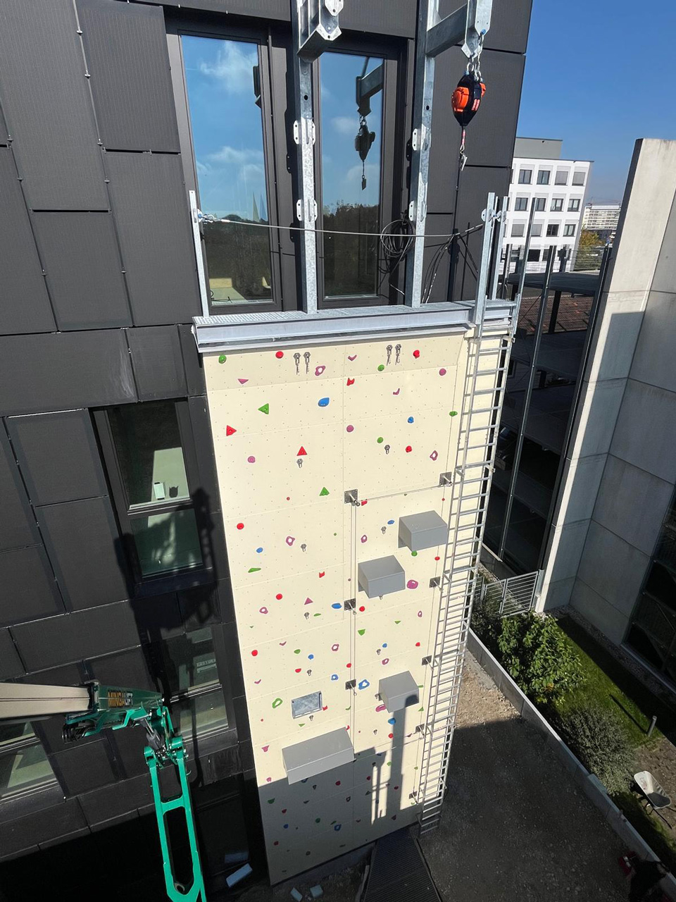 Fertige Kletterwand für die Bergwacht Bayern am neuen KISS Gebäude in München
