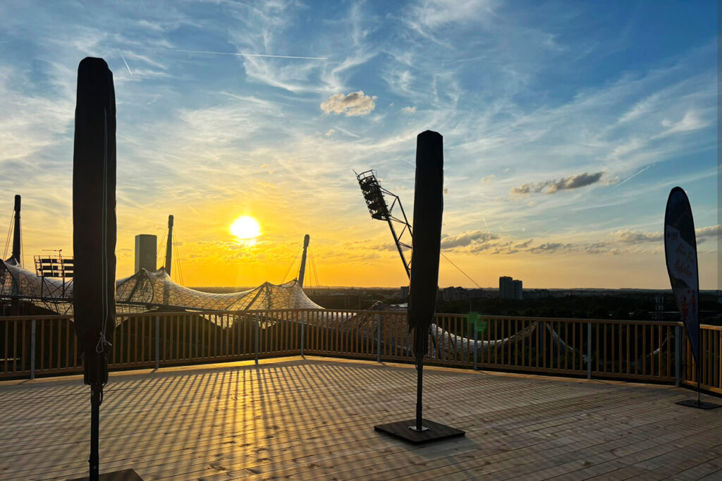 Aussicht von der Plattform über die Dächer des Olympiastadions bei Sonnenuntergang