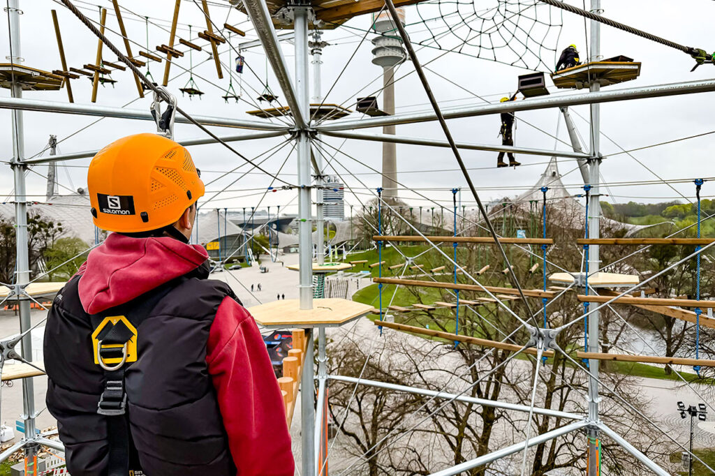 Kristallturm Hochseilgarten im Herzen des Olympiaparks mit Blick auf Olympiasee und Fernsehturm