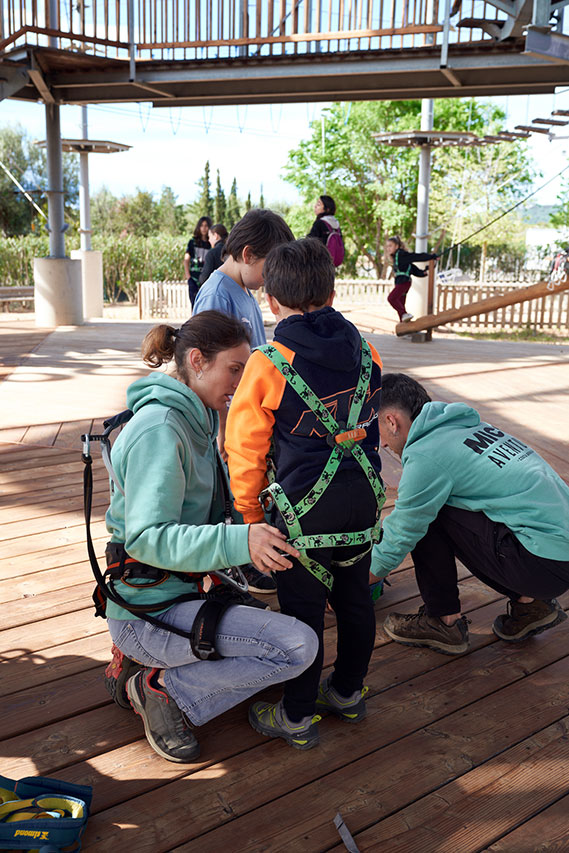 KristallTurm KT-18 High Ropes Course in Platja D´Aro, Spanien - Staff is preparing kids for climbing